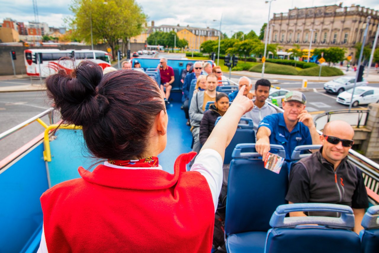 guide-citysightseeing-open-top-bus-with-group-of-tourists