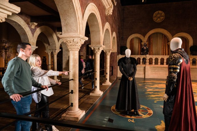 Two People Visiting Filming Scene Recreated in the Filming Studio with Mannequins - King's Landing GoTScene 