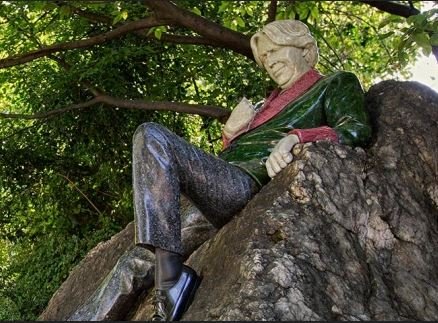 Oscar Wilde Statue in Dublin Activity