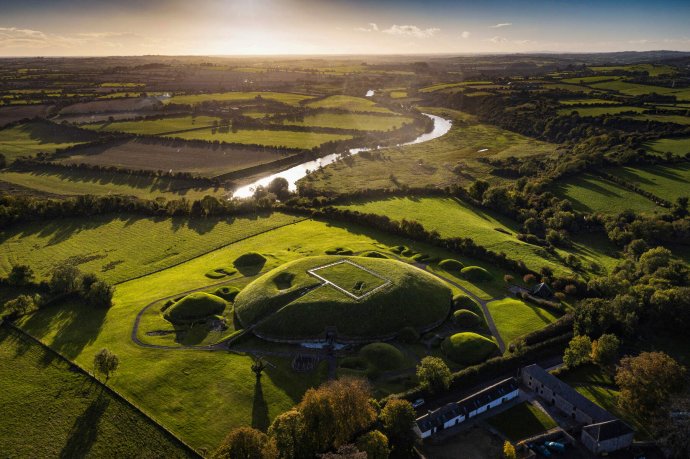 Knowth Aerial View of the Boyne Vallea Neolithic passage grave 