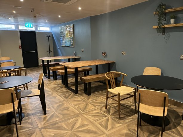 group dinning area at the abbey court hostel in Dublin. Affordable meals for school groups, student trips and sport teams
