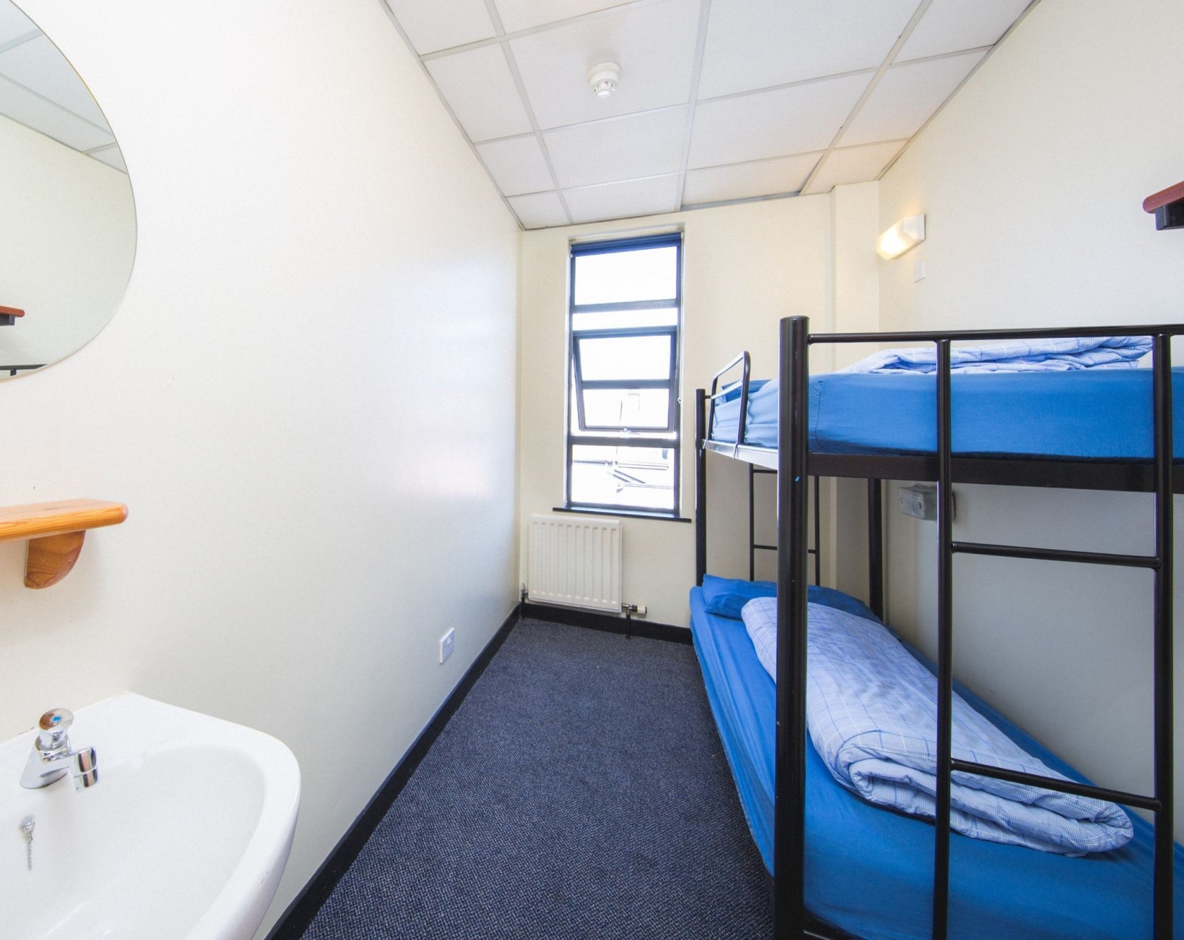 Bunk Bed with Blue Linen in Twin Room in International Youth Hostel in Belfast