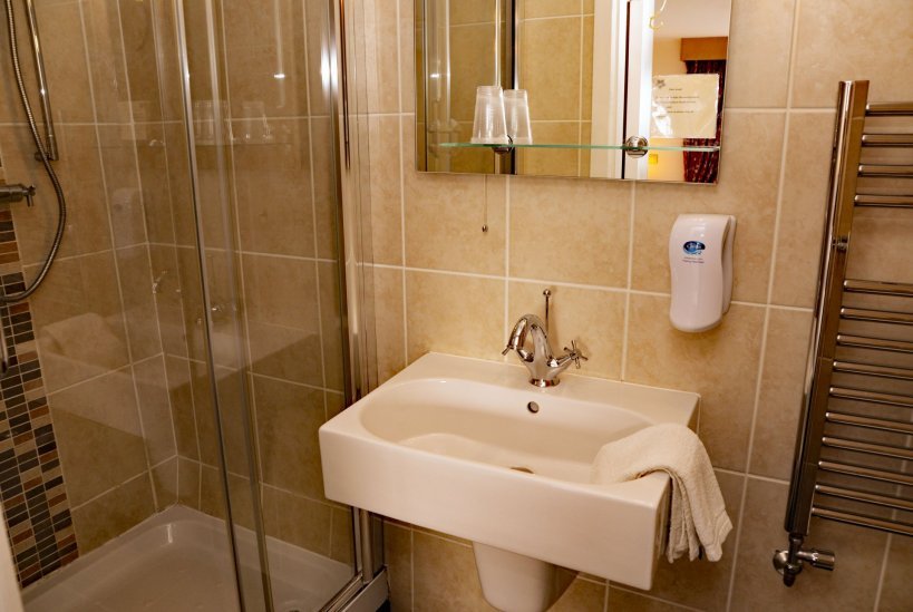 Gabriel House Budget Accomodation Cork ensuite bathroom