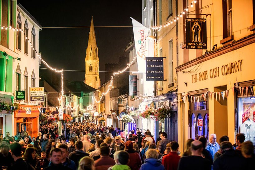 Locals & tourists hit the streets | Fleadh Nua Ennis