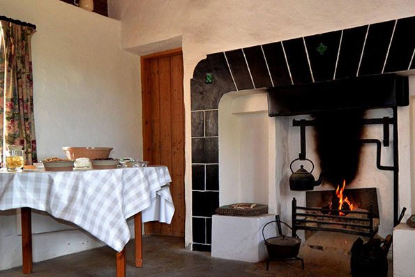 Cozy Cnoc Suain kitchen 